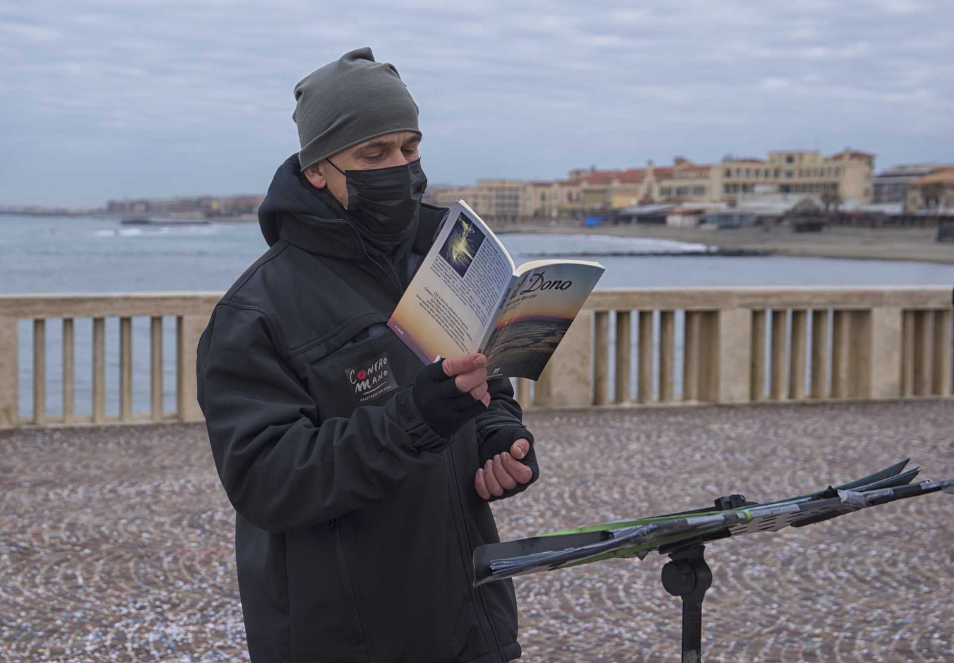 Attacco poetico, flashmob internazionale di poesia che parte da Ostia